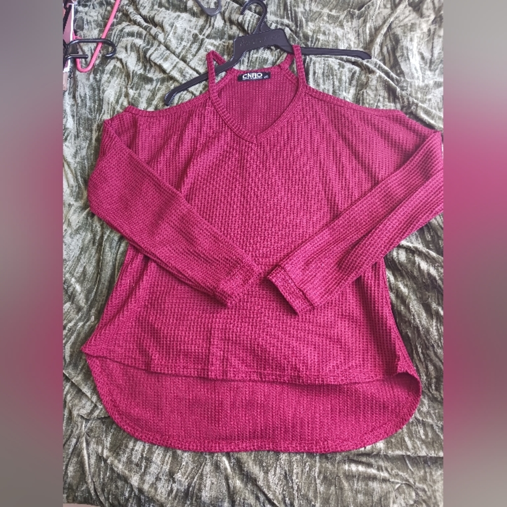 CNFIO NWOT cold shoulder, ling sleeve shirt